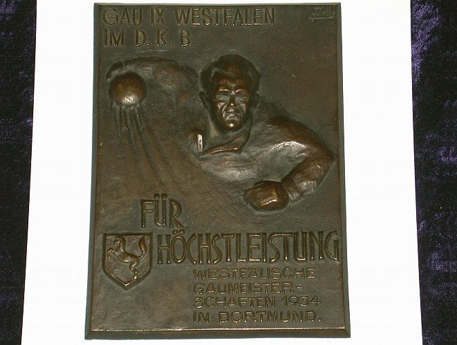 Einseitige schwere Bronzeplakette 1934  Vorzüglich, Rückseite Klebereste