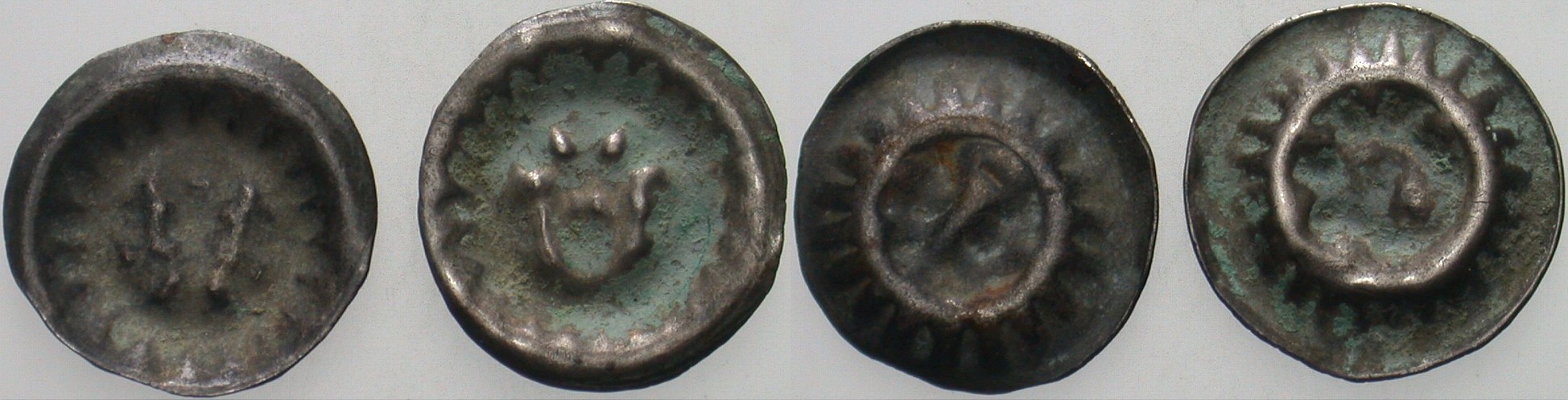 Lot von 2 Brakteaten um 1400 Patina, fast sehr schön
